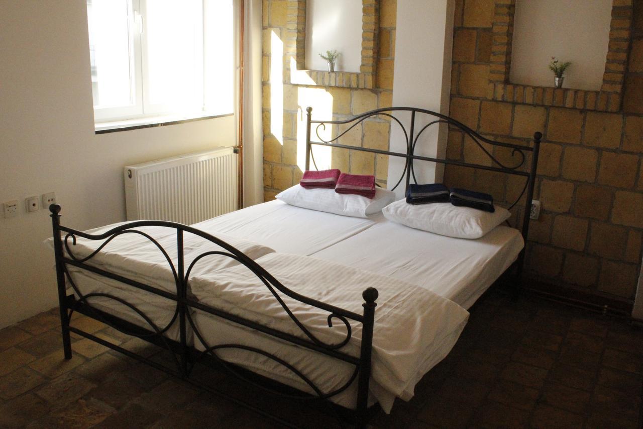 Hostel Nomad Novi Sad Esterno foto
